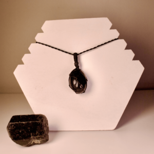 Colgante de turmalina negra en macramé – Protección energética