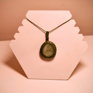 Colgante de jade verde en macramé – Equilibrio y armonía interior