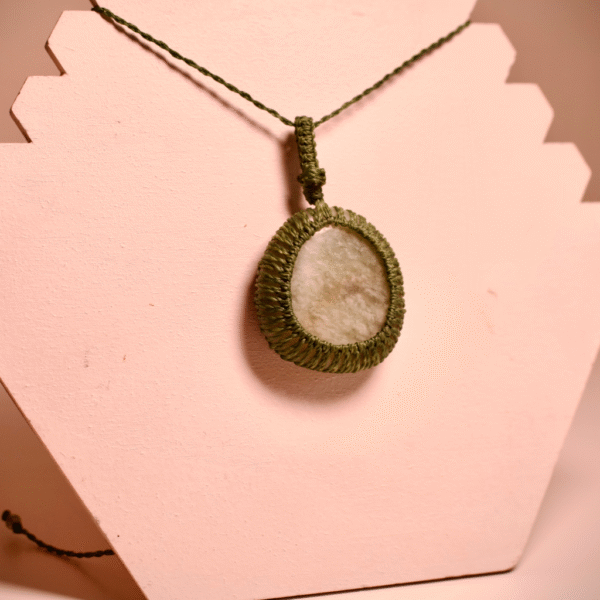 Colgante de jade verde en macramé – Equilibrio y armonía interior - Imagen 2