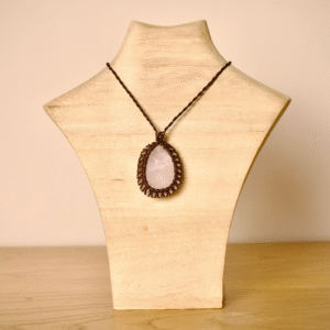 Colgante de Cuarzo Rosa en Macramé – Amor y Armonía Emocional