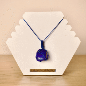 Colgante de Lapislázuli en Macramé – Sabiduría y Comunicación Interior