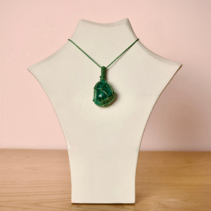 Colgante de Malaquita en Macramé – Transformación y Protección Energética